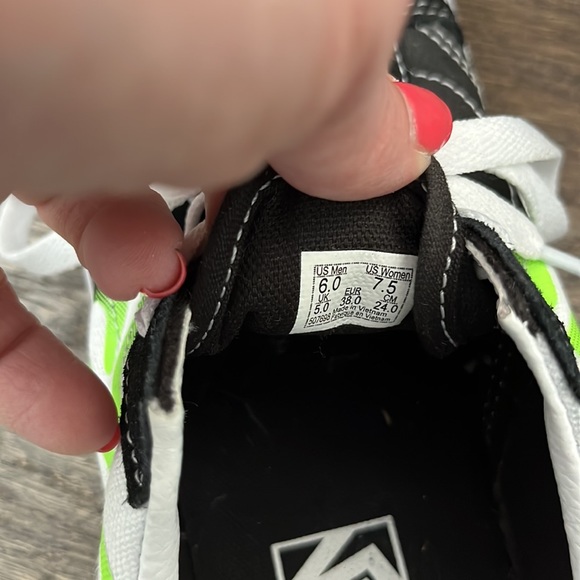 Vans with green flames size 6 mens/7.5 womens - Picture 6 of 6